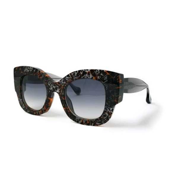 Reduced!!! Fendi Sunglasses - Picture 3 of 5